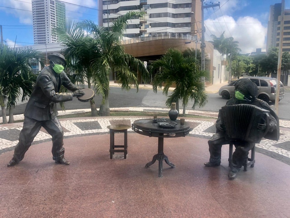Estátuas de Luiz Gonzaga e Jackson do Pandeiro ganham máscaras em Campina Grande — Foto: Divulgação/Prefeitura de Campina Grande