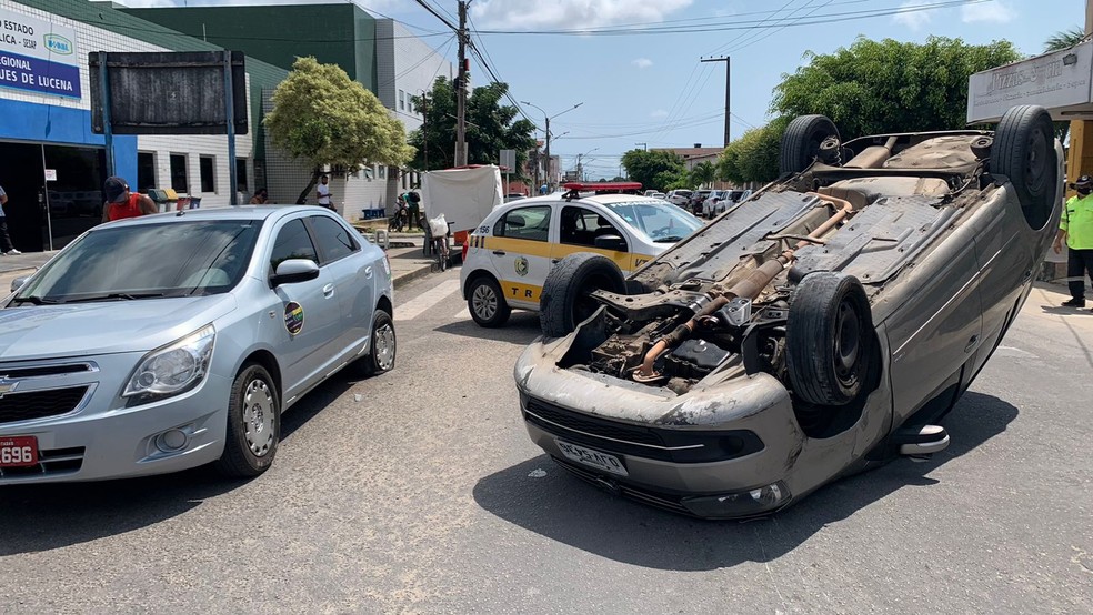 Agentes de mobilidade urbana interditaram parte do trânsito em frente ao hospital, após acidente em Parnamirim — Foto: Carlos Dhaniel/Inter TV Cabugi