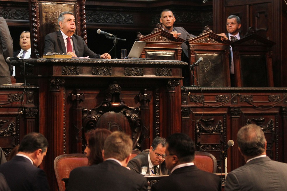 Jorge Picciani (PMDB) presidindo sessão da Alerj em abril deste ano; ele retorna nesta quarta-feira após tratar câncer (Foto: LG Soares / Alerj / Divulgação)