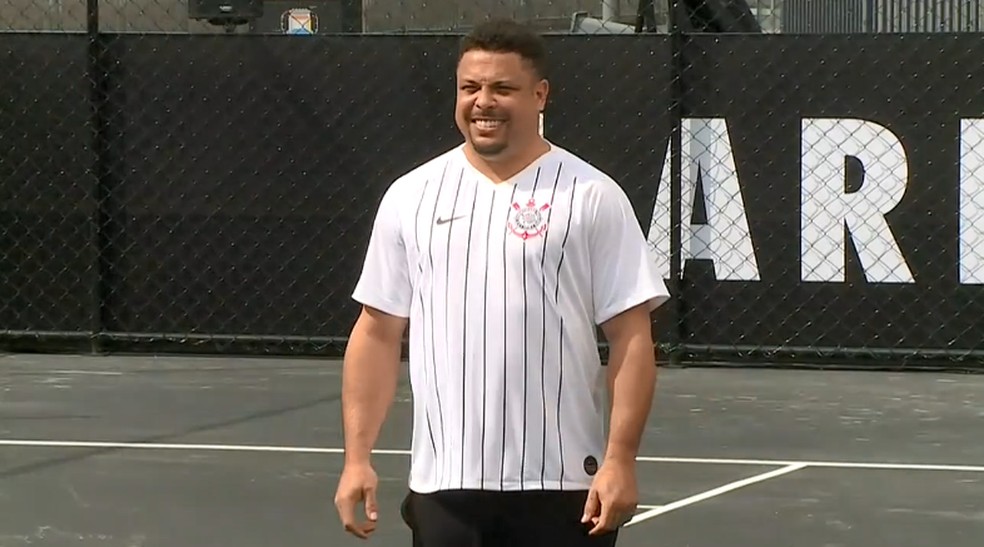 Ronaldo com a camisa do Corinthians &mdash; Foto: reprodu&ccedil;&atilde;o