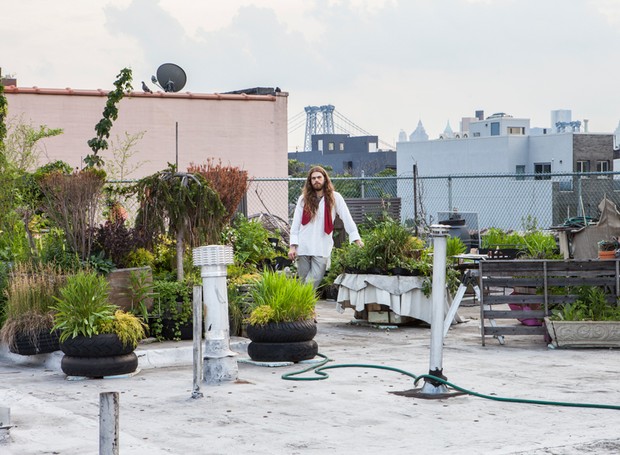 No terraço, com vista para os prédios e pontes de Manhattan, ele planta ervas e temperos que utiliza na cozinha. (Foto: Lufe Gomes/Life by Lufe)
