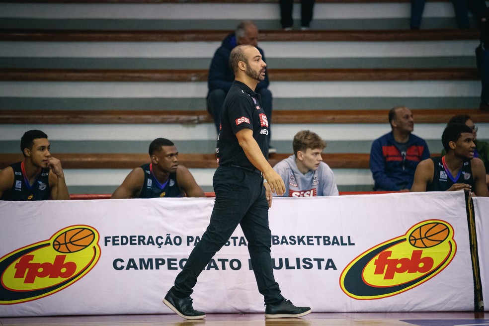 Pablo Costa comandou interinamente o Franca Basquete e agora retorna ao cargo de auxiliar de Helinho — Foto: Marcos Limonti/Franca Basquete