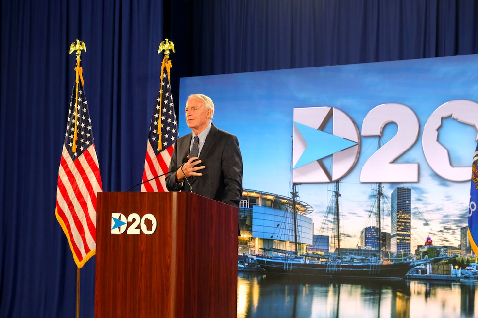 O prefeito de Milwaukee, Tom Barrett, abre a o segundo dia da Convenção Nacional Democrata em Wisconsin, nos EUA, nesta terça (18)   — Foto: Gabriela Bhaskar/Pool/Reuters