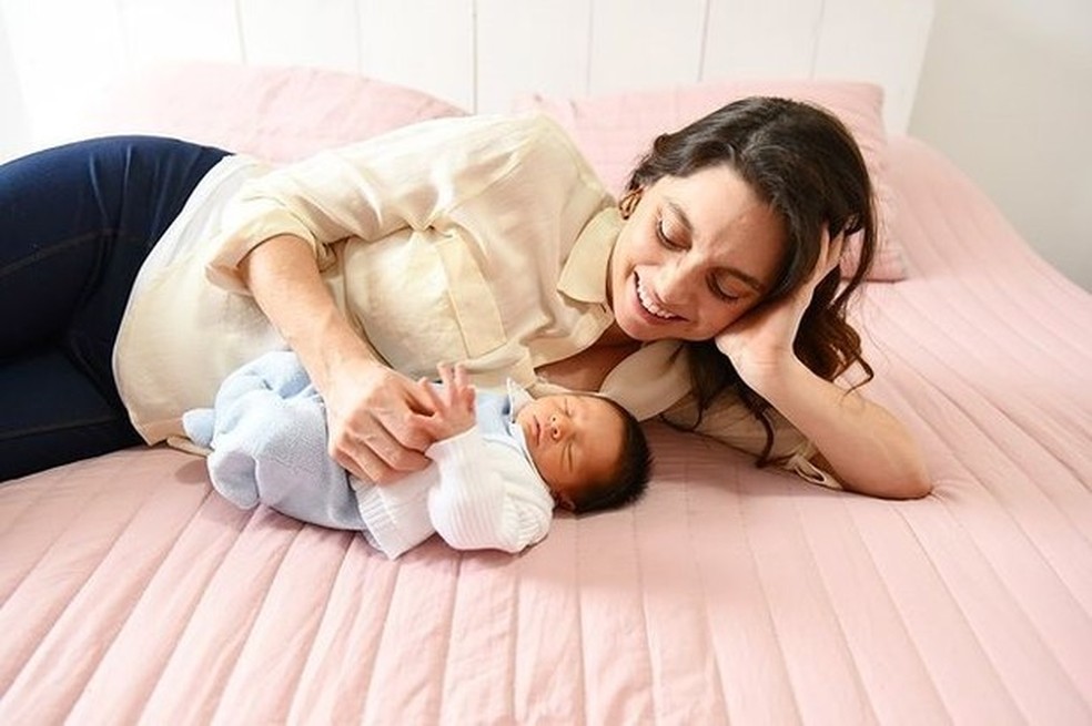 Juliana Schalch e o filho recém-nascido, Martim  — Foto: Foto: Kátia Rocha