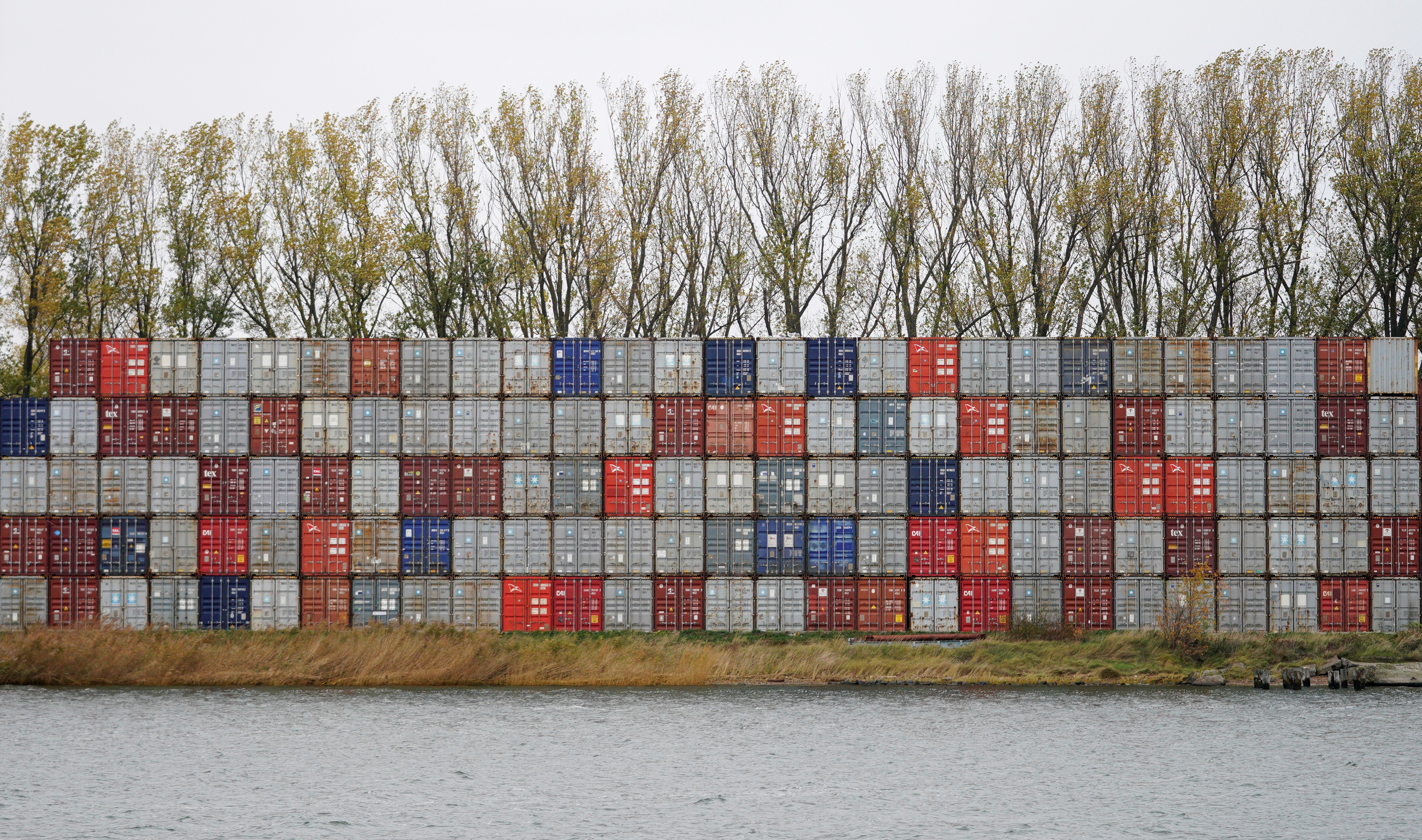Containers em Porto de Baltiysk, na Rússia  (Foto: REUTERS/Vitaly Nevar)