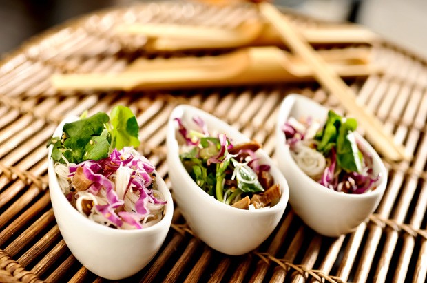 Receita: Salada com macarrão de arroz para o Ano Novo (Foto: Tadeu Brunelli / divulgação)