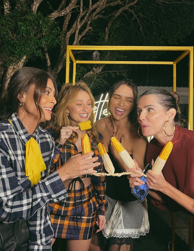 Larissa Manoela com Juliana Paes, Rafa Kalimann e Deborah Secco (Foto: Reprodução/Instagram)