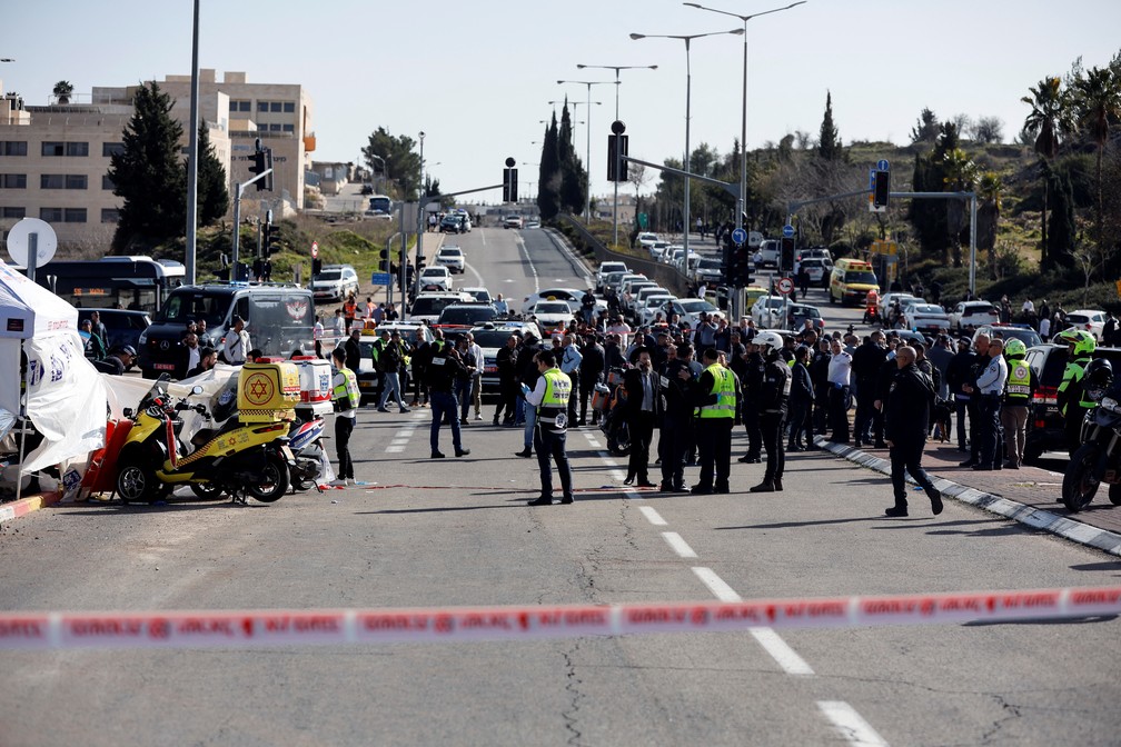 Motorista invade ponto de ônibus em um suposto ataque em Jerusalém, em 10 de fevereiro de 2023 — Foto: REUTERS/Ammar Awad