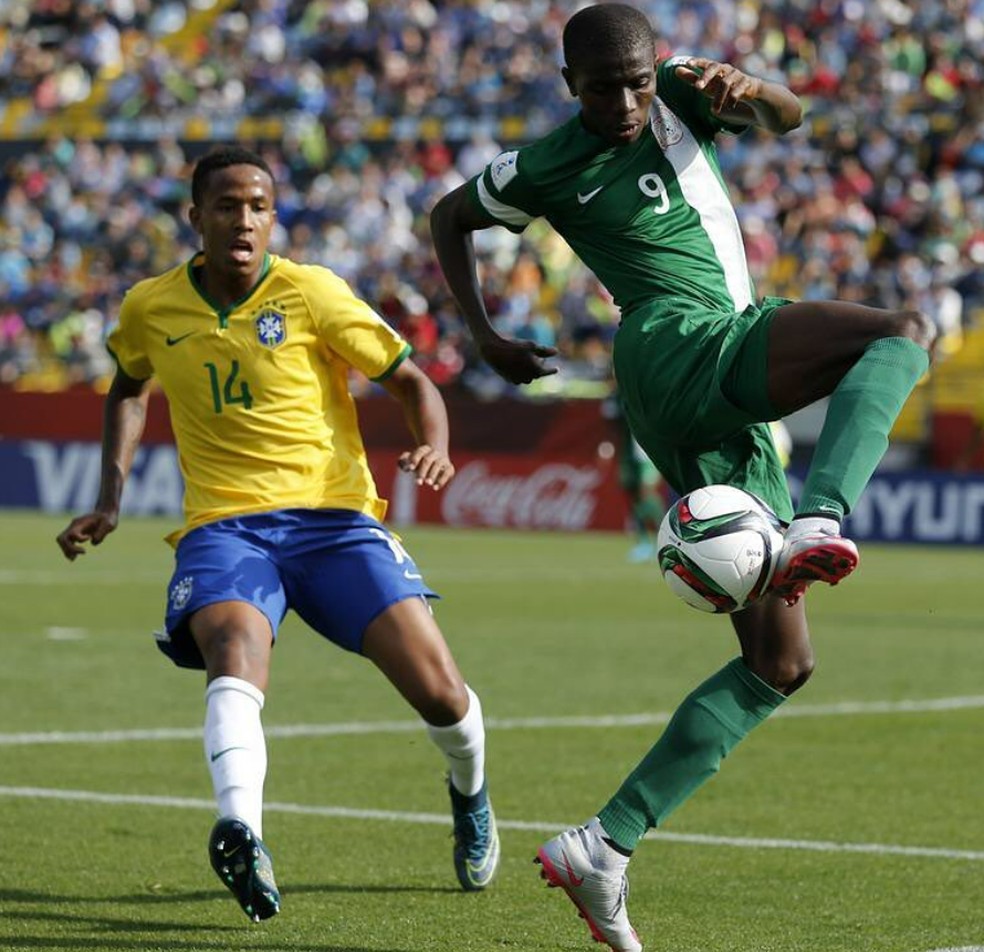 Osimhen recebe marcação de Éder Militão em Brasil x Nigéria, no Mundial Sub-17, em 2015 — Foto: Reprodução/Instagram