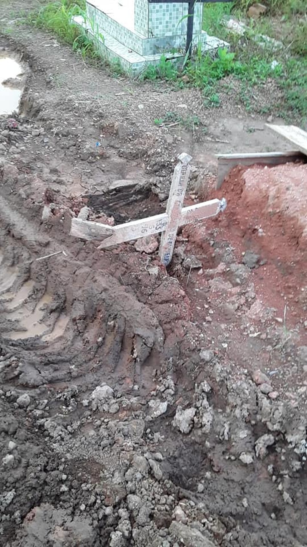 Túmulo destruído será reparado pelo município, diz Semusb — Foto: WhatsApp/Reprodução