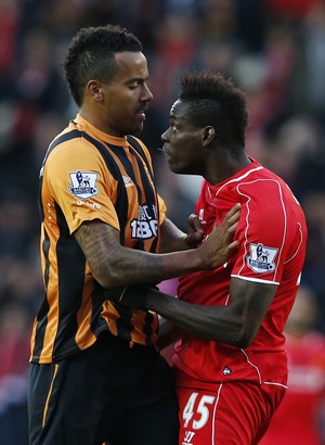 Tom Huddlestone e Balotelli Hull City x Liverpool (Foto: Reuters / Andrew Yates)