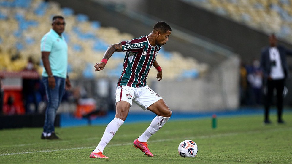 Substituições de Roger nem sempre vão conseguir salvar a pátria — Foto: Lucas Merçon / Fluminense FC
