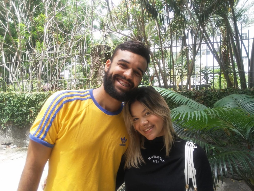 Enem 2022 - Recife - domingo (13): Keila Fernandes, de 20 anos, faz a prova do Enem pela terceira vez e foi acompanhada do namorado, Gabriel — Foto: Paulo Veras/g1