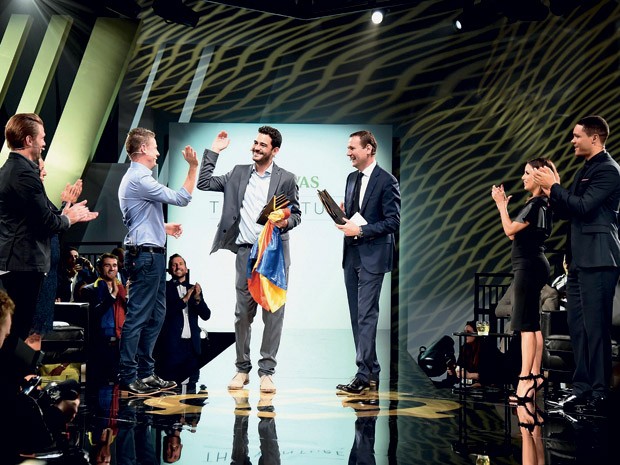 And the Winner is...  Oscar Mendez recebe o prêmio máximo do The Venture sob os aplausos de Eva Longoria e Trevor Noah: disputa acirrada (Foto: Michael Loccisano/Getty Images)