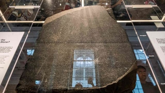 O que foi decifrado graças à Pedra de Roseta - e mais 3 fatos sobre um dos objetos mais valiosos da história