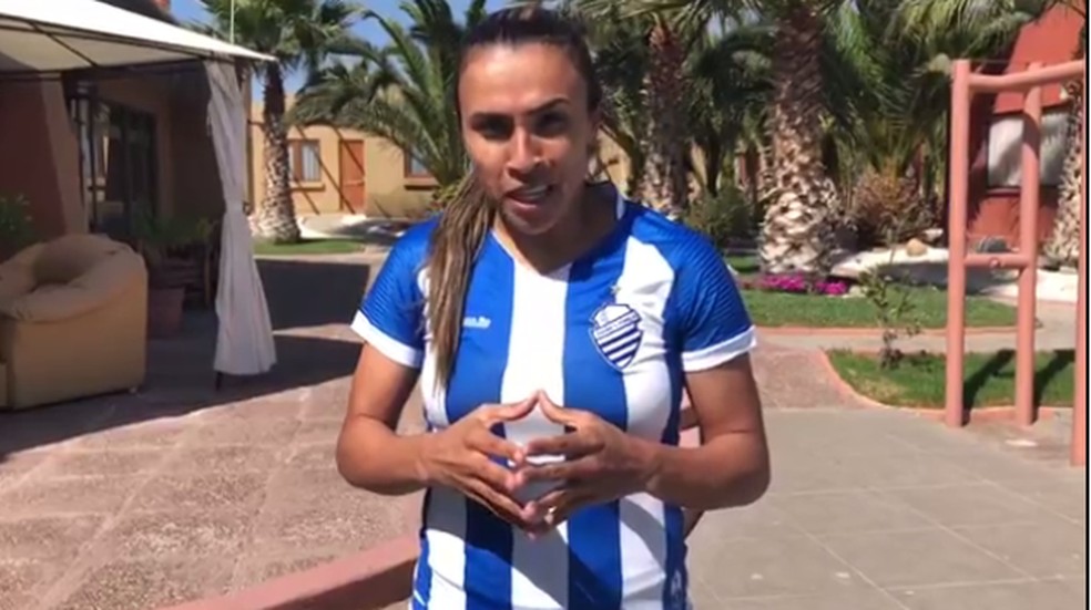 Marta veste a camisa do CSA em Orlando — Foto: Reprodução Instagram