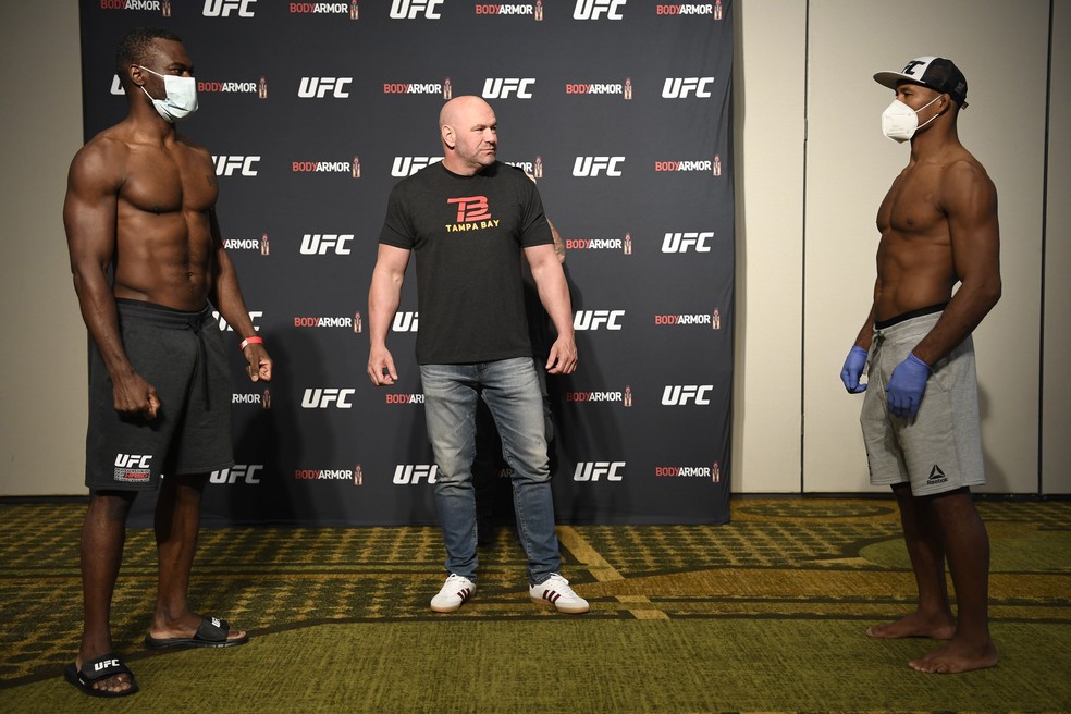 Uriah Hall Ronaldo Jacaré se encaram à distância e com equipamento de proteção na pesagem do UFC 249 — Foto: Getty Images