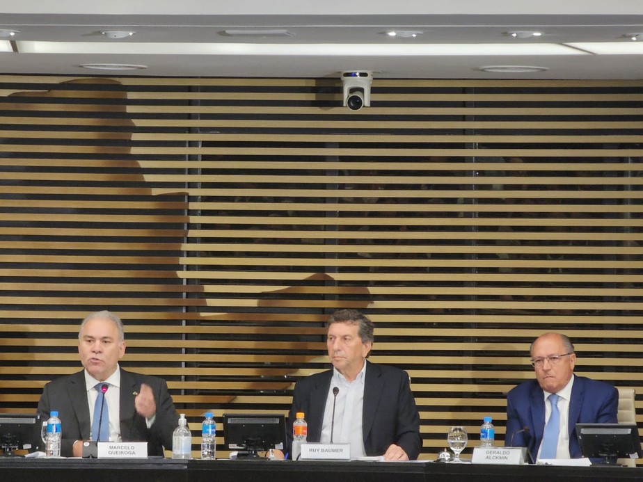 O ministro Marcelo Queiroga e Geraldo Alckmin participam de debate na Fiesp