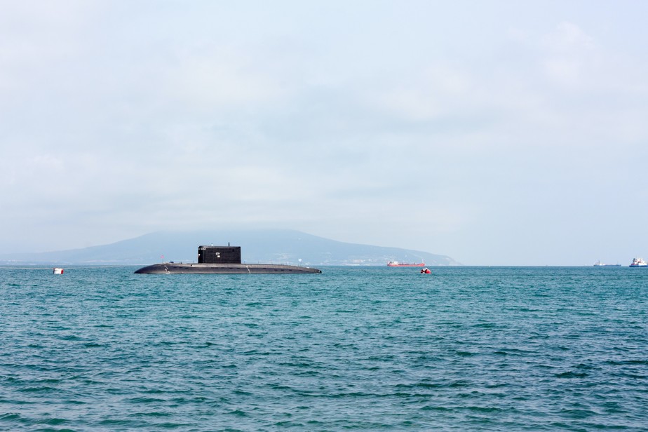 Submarino no mar.