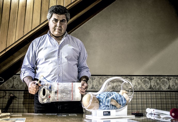 Criador e criatura: Jorge Odón ao lado de um protótipo do seu aparelho. 