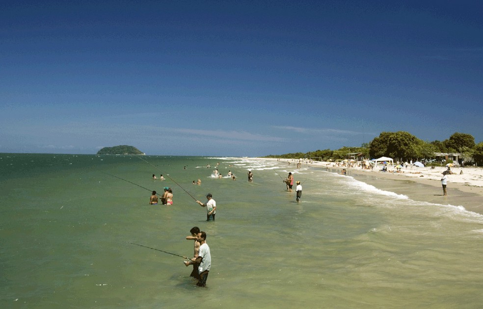 Pratique a pesca de praia em toda a faixa litorânea do Paraná — Foto: Divulgação/Site Adetur