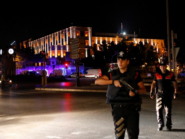 Policiais são vistos de guarda perto do quartel-general militar em Ancara, na Turquia. O primeiro-ministro Binali Yildirim afirma que há tentativa de golpe no país (Foto: Tumay Berkin/Reuters)