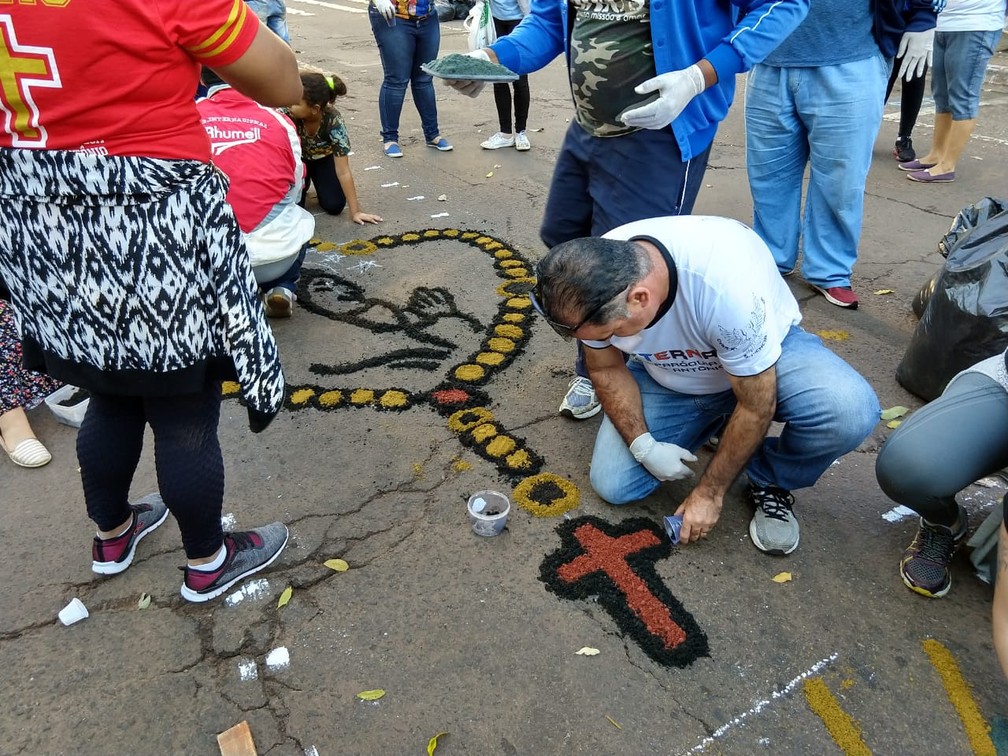 Confecção de tapete para a procissão de Corpus Christi, em Campo Grande (MS) (Foto: Ariovaldo Dantas/TV Morena)