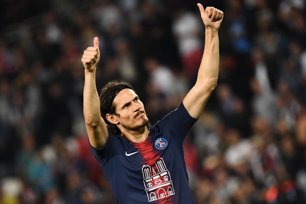 Cavani ainda tem um ano de contrato com o PSG — Foto: AFP