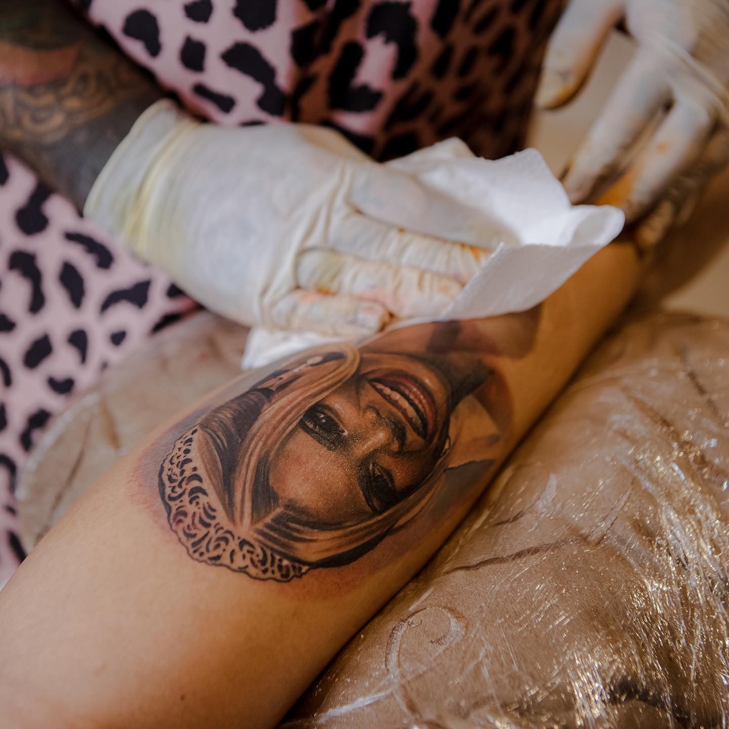 Mc Guimê faz tatuagem com rosto de Lexa em homenagem ao aniversário da cantora (Foto: Reprodução/ Instagram  )