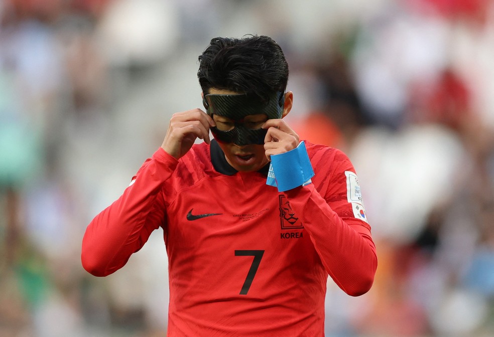 Son ajeita máscara durante partida de Coreia do Sul x Uruguai — Foto: REUTERS/Matthew Childs