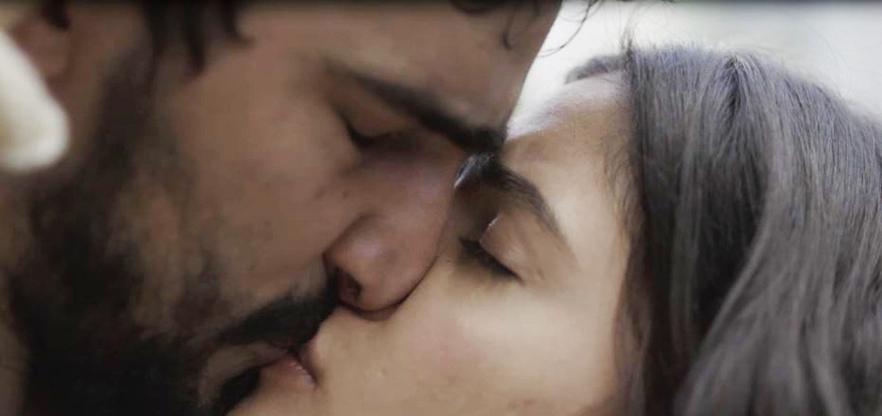 Jamil (Renato Goés) beija Laila (Julia Dalavia) — Foto: Globo