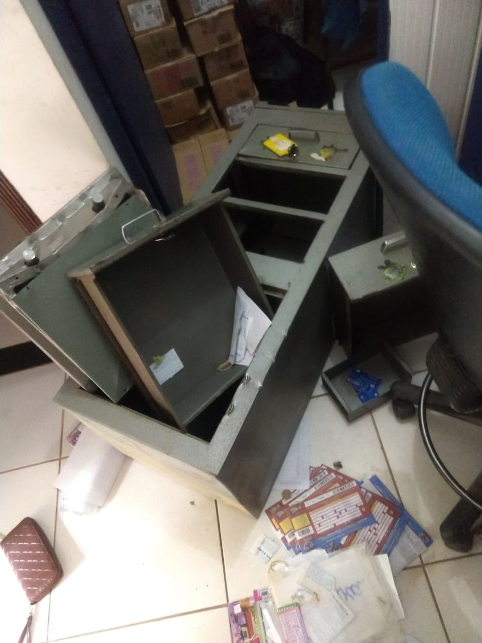 Local ficou revirado após ação de criminosos em Sena Madureira — Foto: Arquivo pessoal