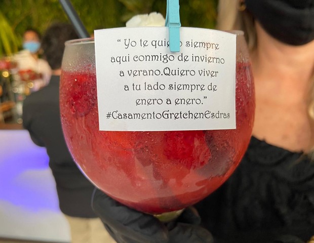 Jana Tunas da alta coquetelaria mostra drinque feito especialmente para os noivos com a última música da Gretchen com gin que brilha com glittter (Foto: Ed Globo)