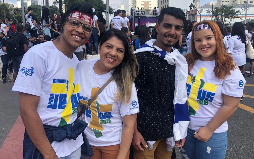 Sidney Batista e Geisa Moraes com um casal de amigos na Marcha Para Jesus — Foto: Patricia Figueiredo/G1
