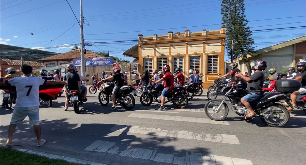 Motociclistas acompanharam cortejo de corpo de mochileiro em Pelotas — Foto: Arildo Palermo/RBS TV