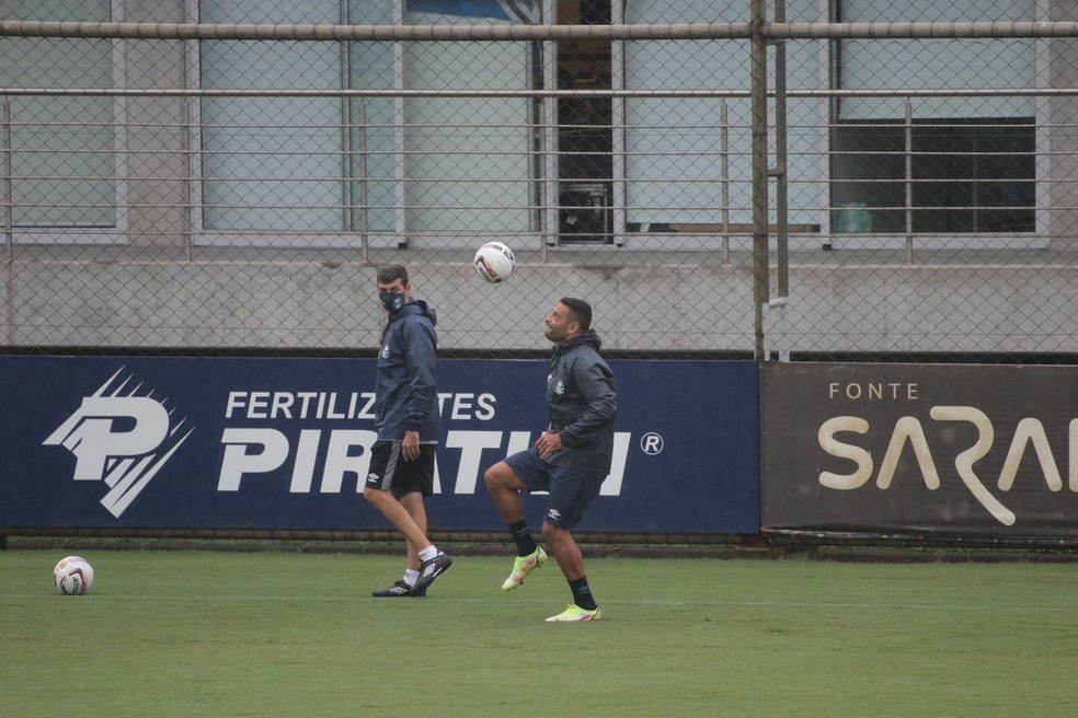 Diego Souza treina com bola acompanhado da fisioterapia — Foto: Eduardo Moura