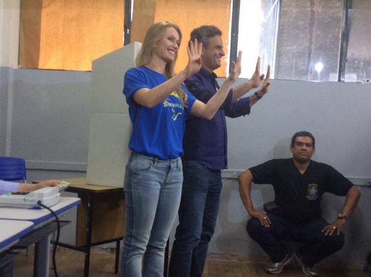 Aécio vota em Belo Horizonte acompanhado da esposa Letícia (Foto: Divulgação/Twitter)