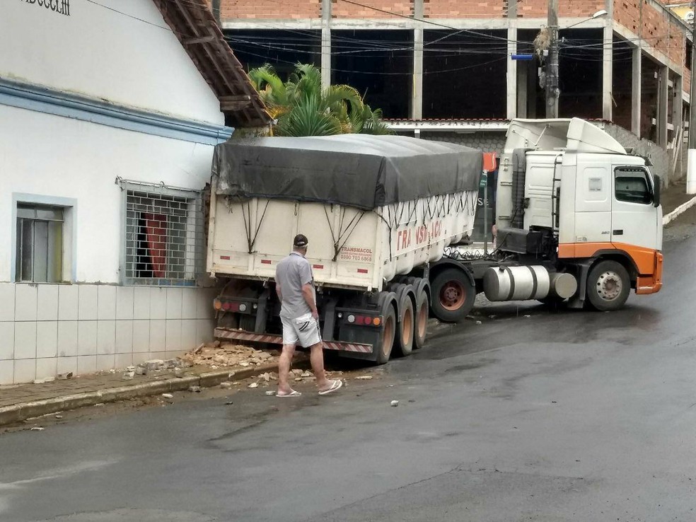 Motorista perdeu a direção e atingiu casa em Oliveira Fortes (Foto: Eduardo Vieira Leal)