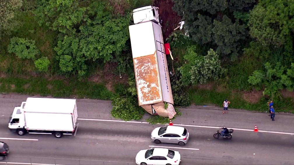 Caminhao Cai Em Barranco Na Regis Bittencourt Em Embu Das Artes Sao Paulo G1