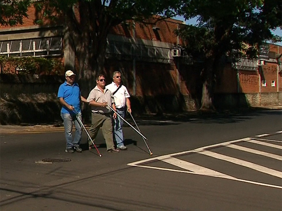 Botoeiras vão dar mais segurança para cegos atravessarem as ruas — Foto: Márcio Meireles/EPTV