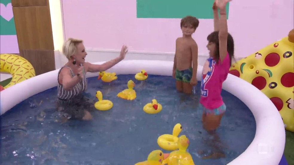 Ana Maria Braga Curte Piscina Com Os Netos No Mais Voce Mais Voce Gshow