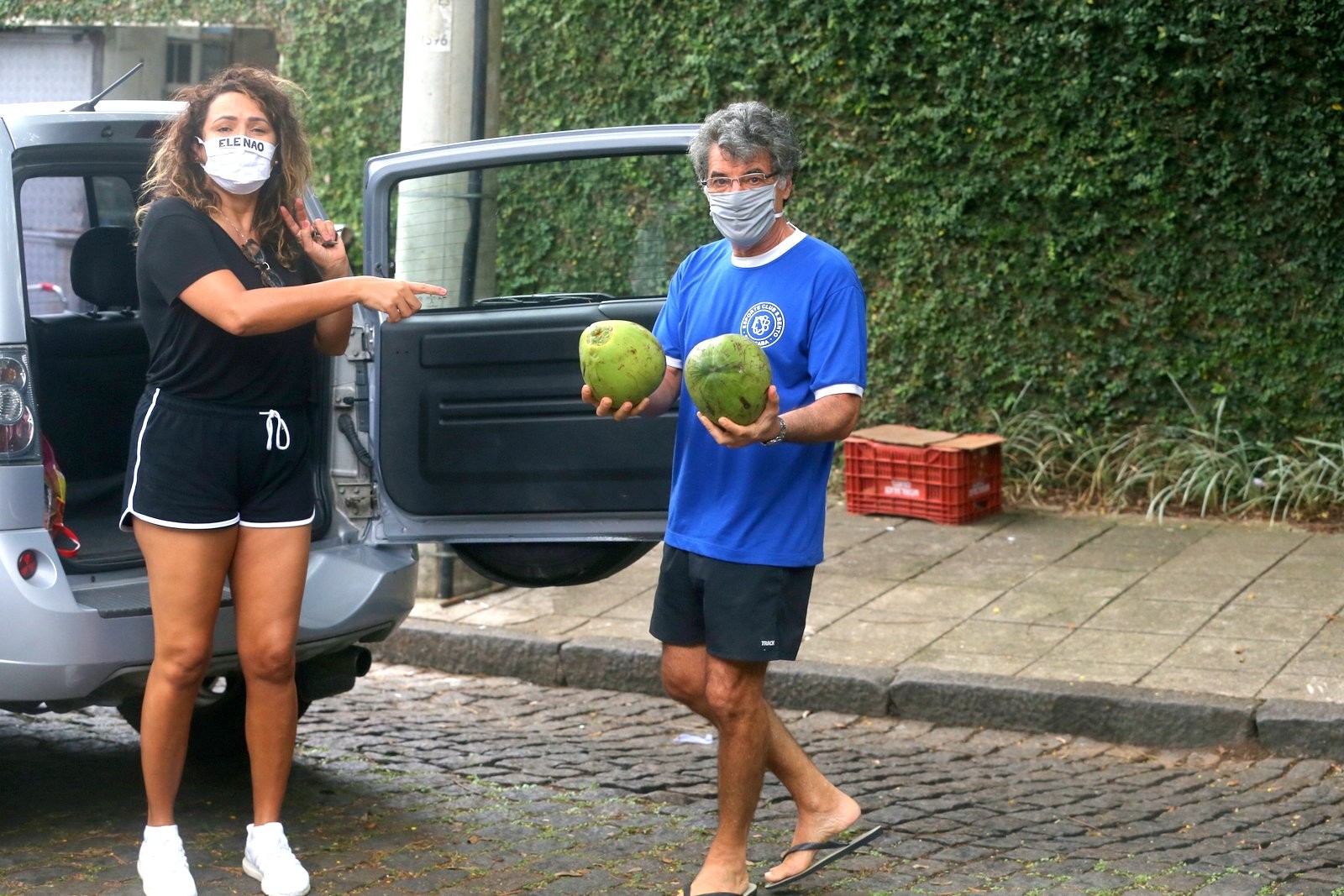Paulo Betti posa com cocos na saída do mercado (Foto: Fabio Martins/AgNews)