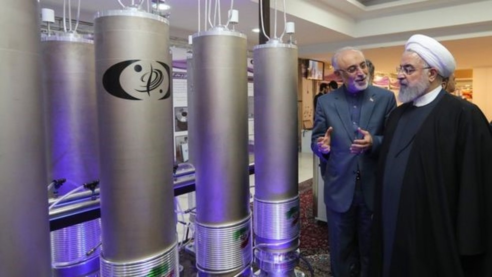 O presidente Hassan Rouhani inspeciona tecnologia nuclear; tudo indica que o Irã está avançando com seus projetos nessa área — Foto: AFP via BBC