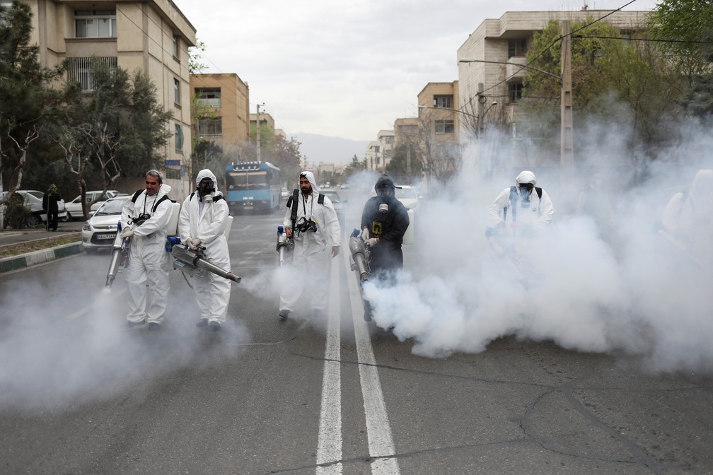 Bombeiros em Teerã desinfetam as ruas, em 18 de março de 2020 — Foto: Ali Khara/West Asia News Agency/Reuters