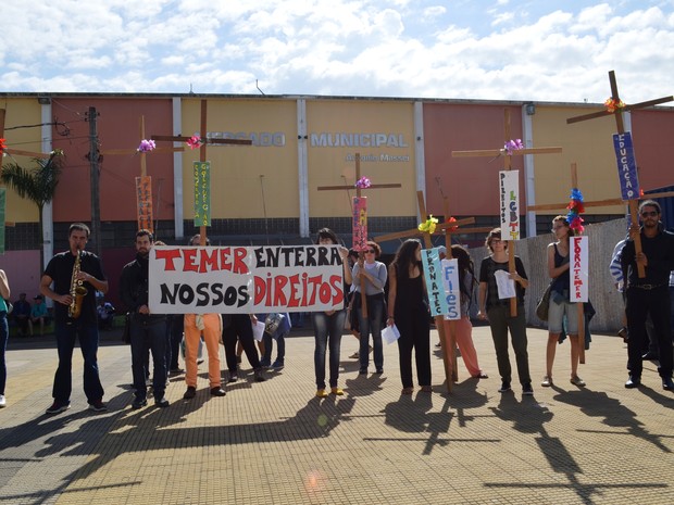 Grupo da UFSCar de São Carlos se reúne para realizar atos contra governo Temer (Foto: Carol Malandrino/G1)