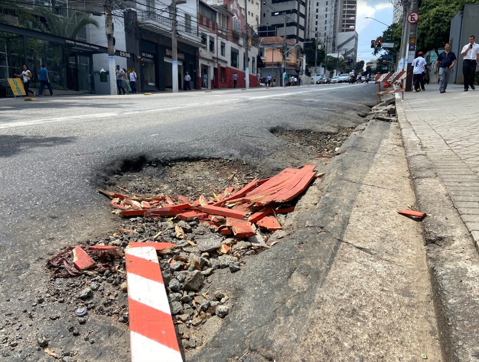 Cavalete quebrado em buraco na Avenida Brigadeiro Luís Antônio, na Zona Sul de São Paulo — Foto: Patrícia Figueiredo/G1