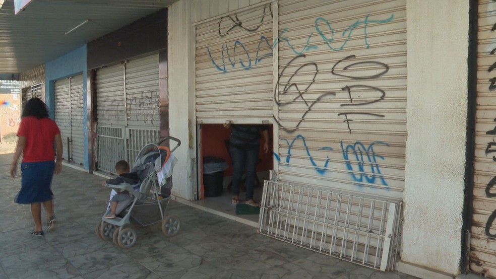 Papelaria na Estrutural é obrigada a fechar devido à decreto de isolamento social na região — Foto: TV Globo/ Reprodução