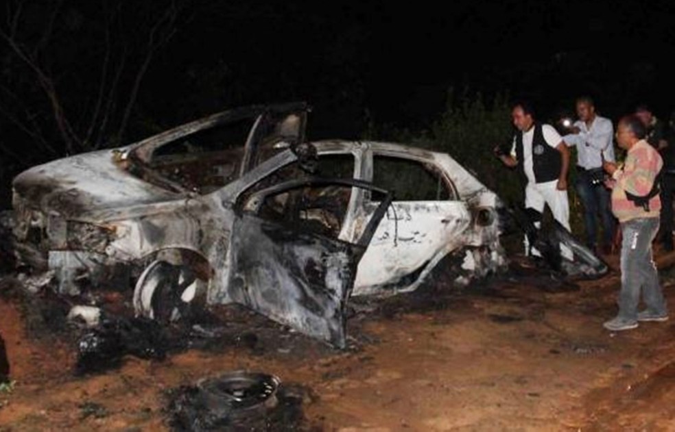 Carro foi encontrado ompletamente queimado e com sinais de explosÃ£o (Foto: Marcelino Neto/O CÃ¢mera)