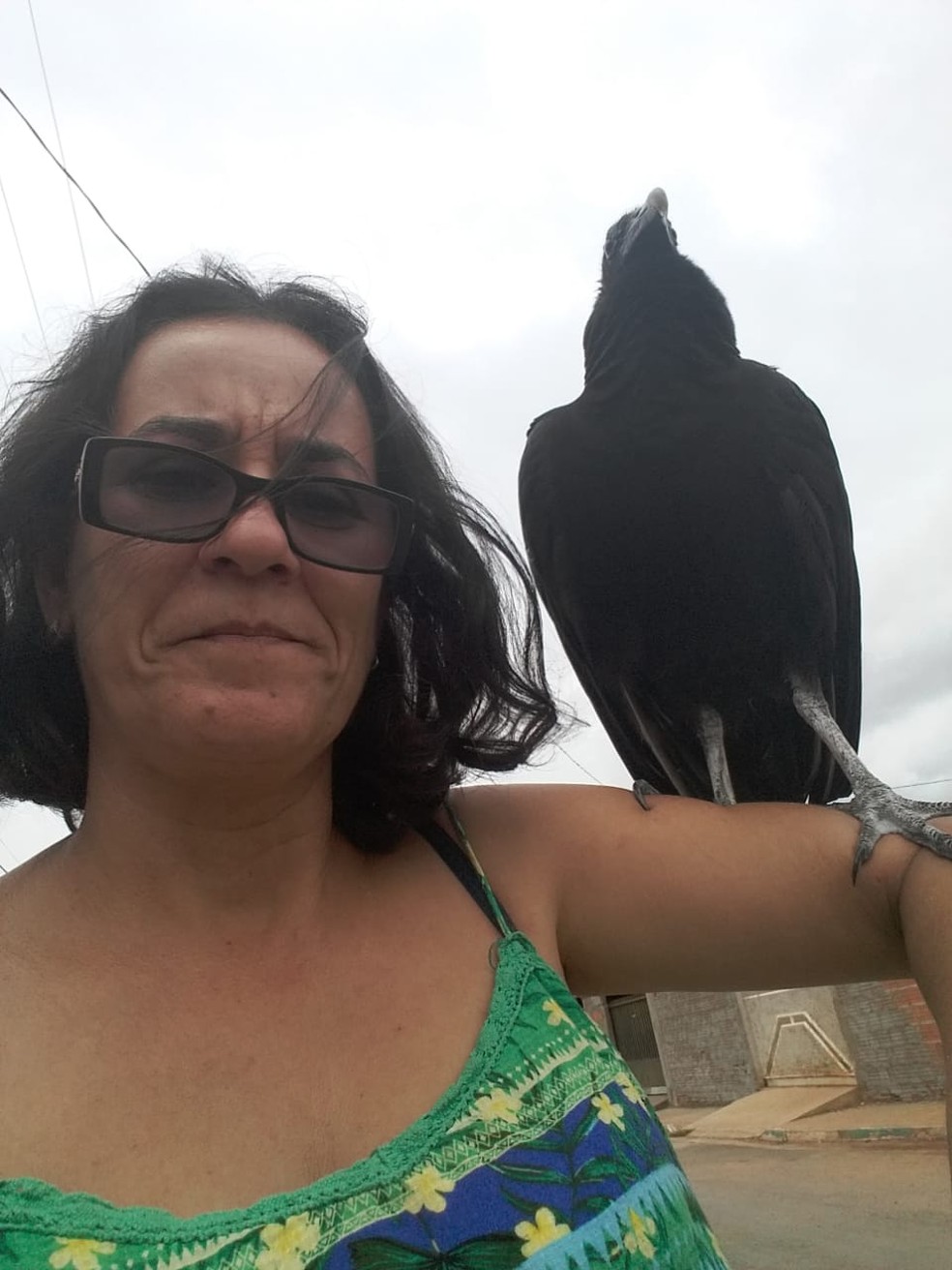 Adnalda Aparecida Pereira e a ave criada como animal de estimaÃ§Ã£o â€” Foto: Arquivo pessoal