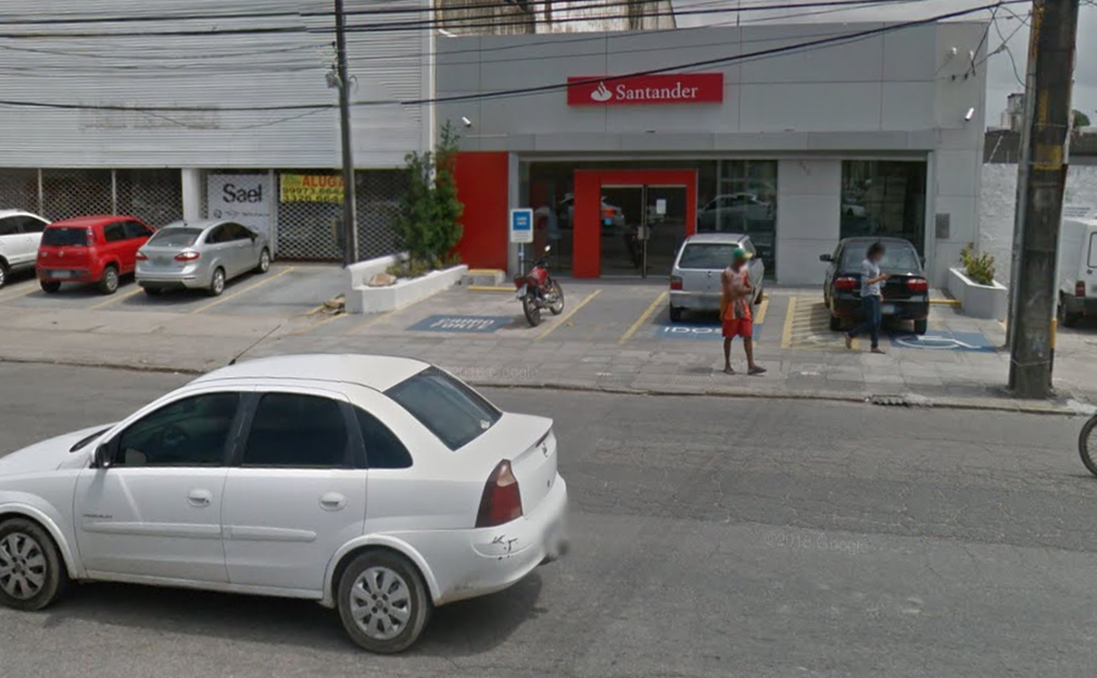 Agência do Santander assaltada nesta sexta (3) fica na Avenida Cruz Cabugá, em Santo Amaro, no Centro do Recife (Foto: Reprodução/Google Street View)